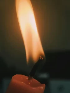 Llama de una vela para fijar la mirada en trataka
