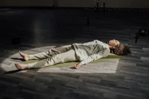 Práctica de savasana al cierre de trataka